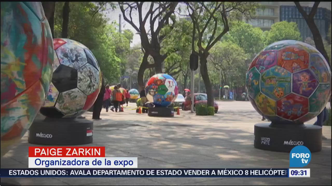 Exponen balones de futbol en Paseo de la Reforma, CDMX