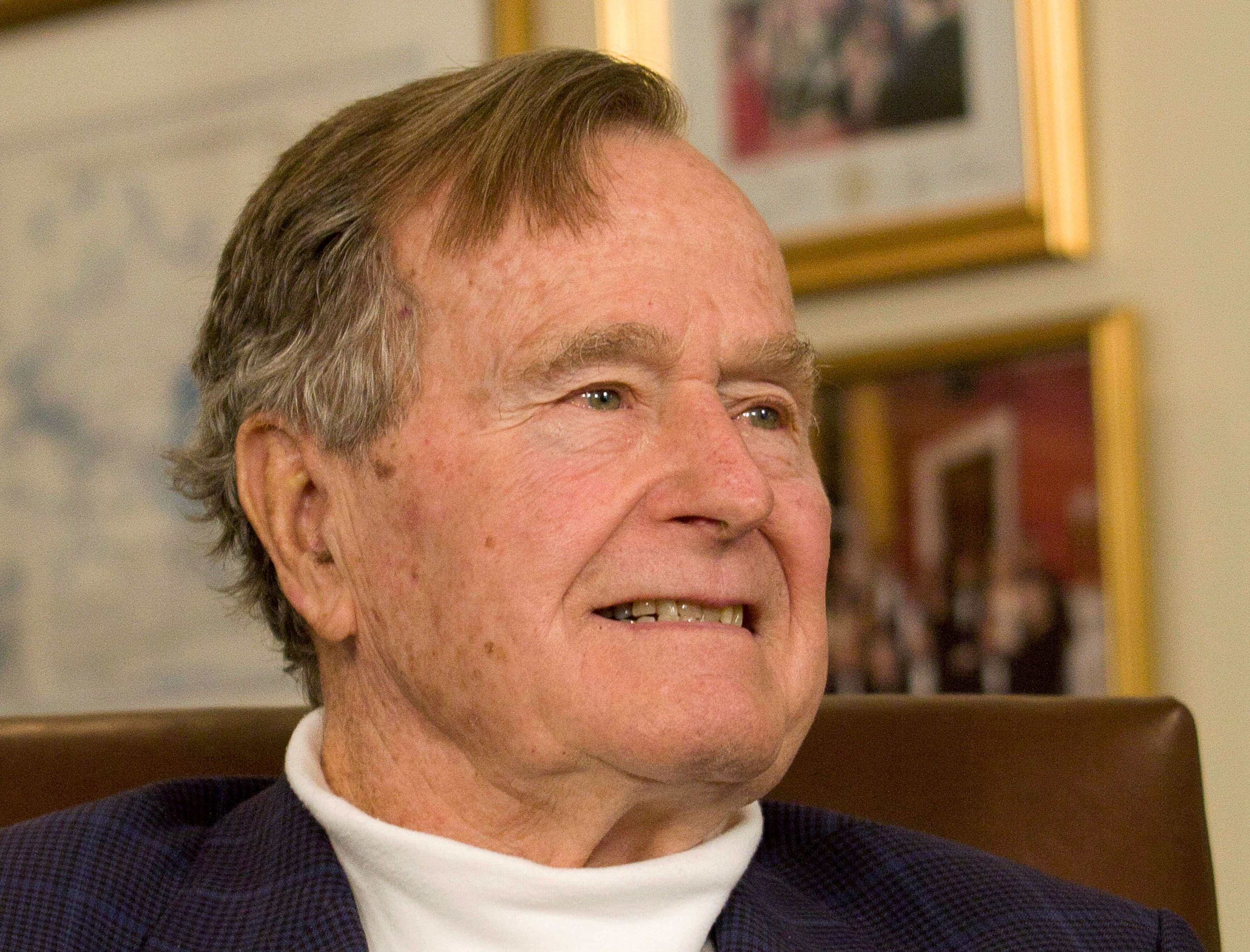 Expresidente George H W Bush se recupera hospitalización