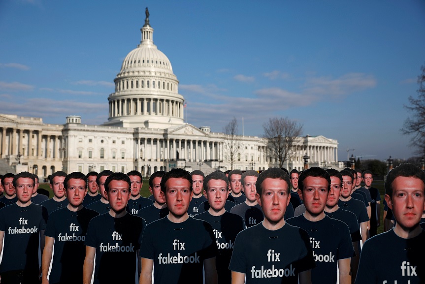 Activistas colocan 100 imágenes de cartón de Zuckerberg en el Capitolio