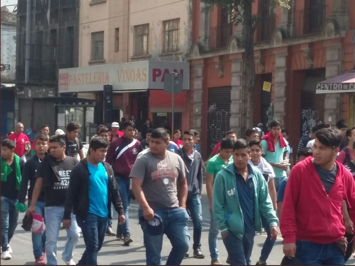 Familiares de normalistas desaparecidos realizan mitin en avenida Bucareli, CDMX