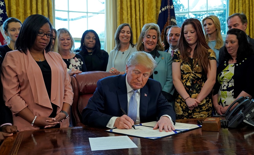 Trump firma ley contra el tráfico sexual en línea