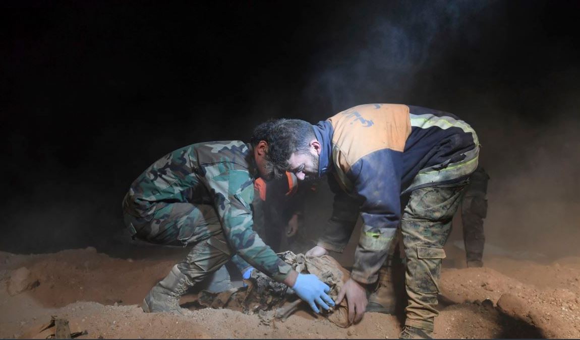 Hallan fosa común con decenas de cadáveres en Raqa, Siria