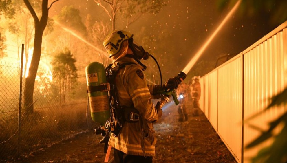 Más de 500 bomberos combaten incendio en Sídney, Australia