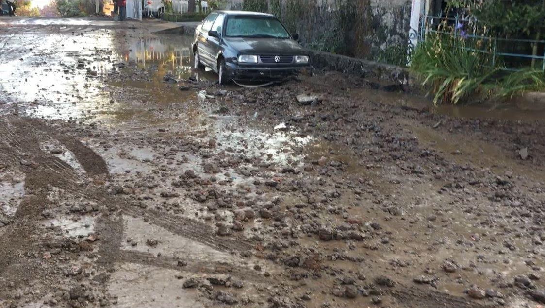 La parte baja de la calle Sacalum comenzó a inundarse llegando el nivel del agua hasta la mitad de los vehículos. (Noticieros Televisa)