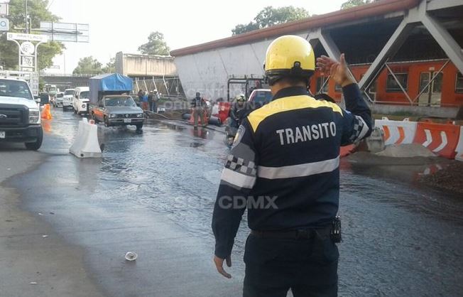 Se registra fuga de agua en Eje 3 Oriente en la CDMX