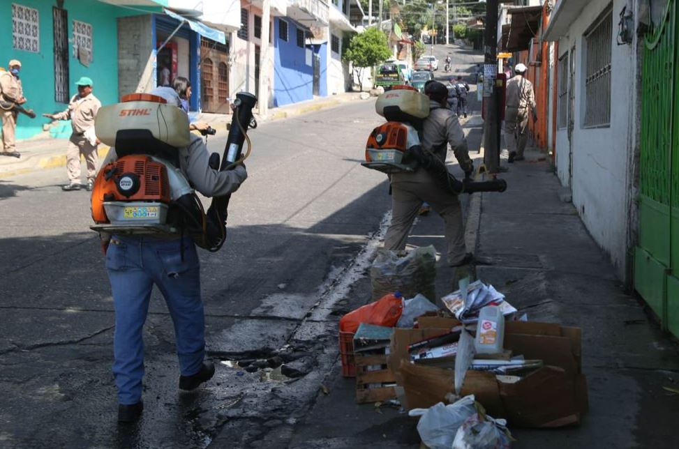 Refuerzan fumigación para evitar dengue, zika y chikungunya en Guerrero