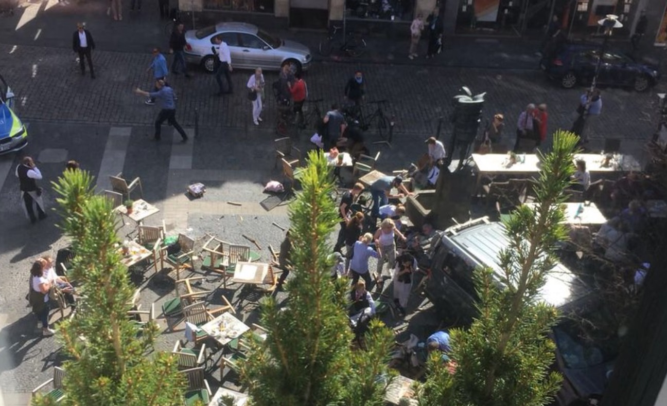 Vehículo arrolla a multitud en Alemania; hay tres muertos y 30 heridos