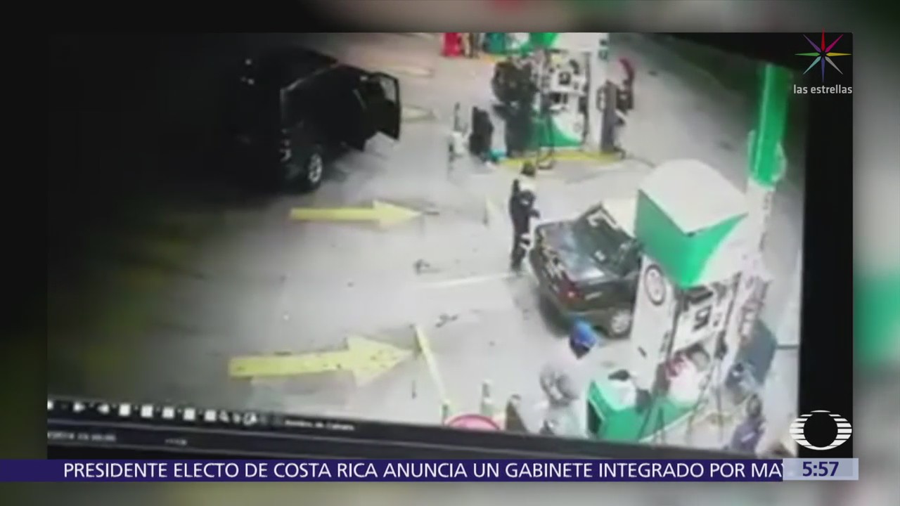 Hombres armados asaltan con violencia gasolinera en Puebla