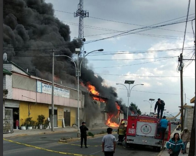 Se registra incendio en fábrica de colchones en Ocoyoacac, Edomex