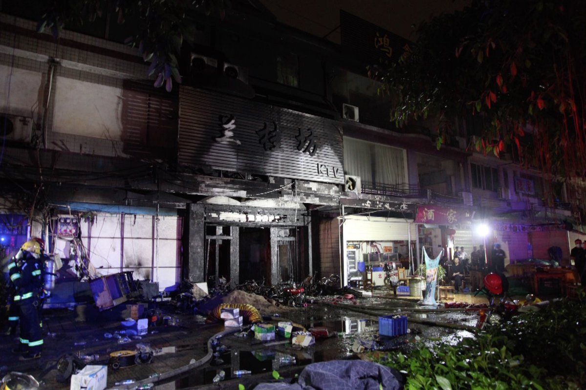 Detienen a sospechoso de incendio en karaoke de China que dejó 18 muertos