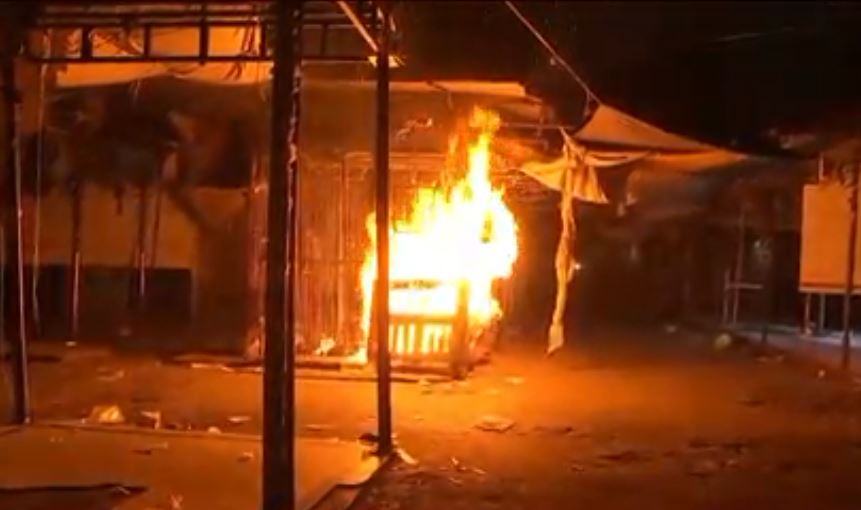 Policías evitan incendio en lonas de puestos ambulantes en Tepito, CDMX