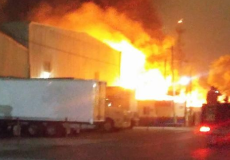 Sofocan incendio en bodega de fábrica de muebles en Monterrey