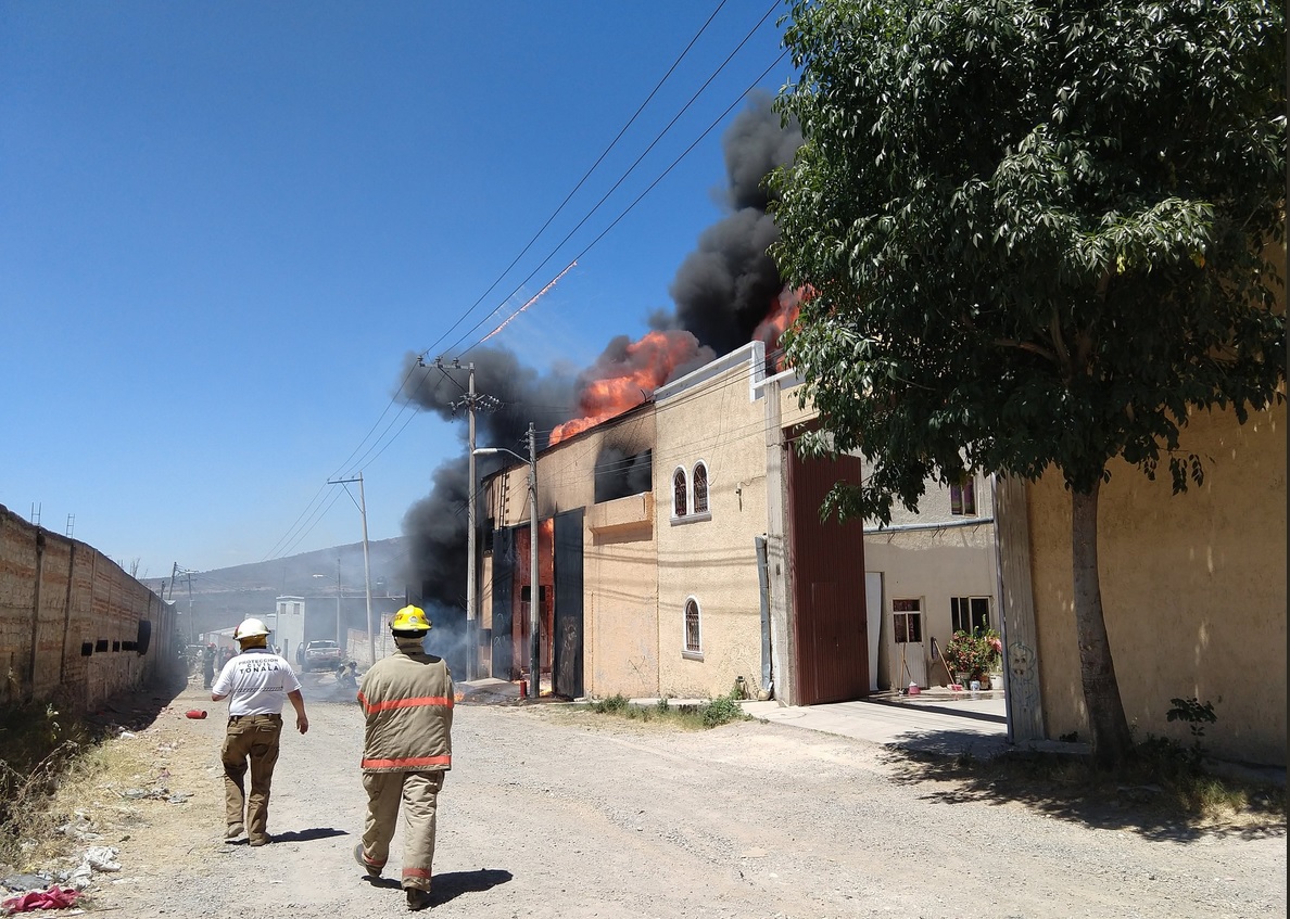 Controlan incendio en una fábrica de muebles en Tonalá Jalisco