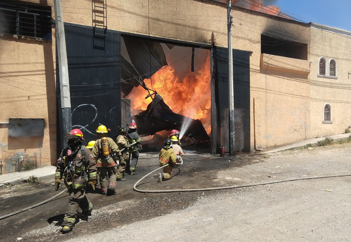 Controlan incendio en una fábrica de esponjas en Tonalá, Jalisco