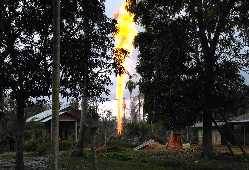 Suman 18 muertos por incendio petrolero en Indonesia