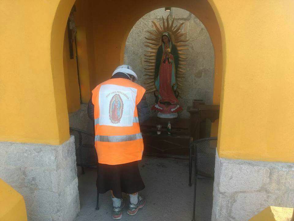 ‘La abuelita peregrina’ camina desde Monterrey