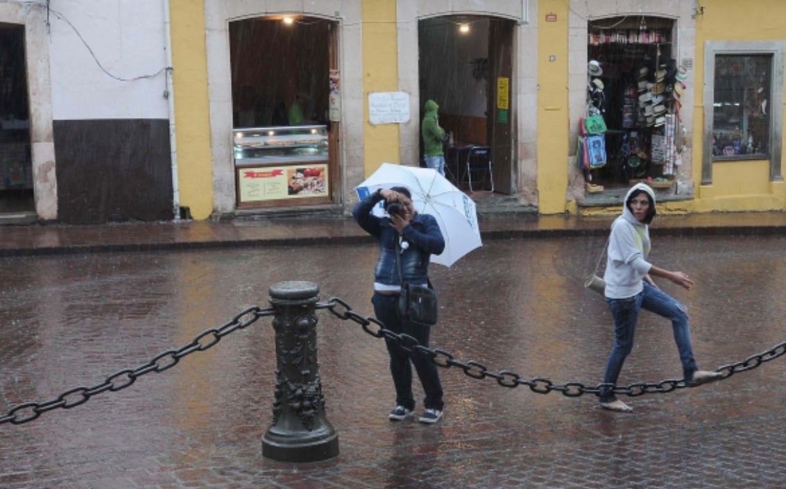Dos canales de baja presión provocarán lluvias en gran parte de México