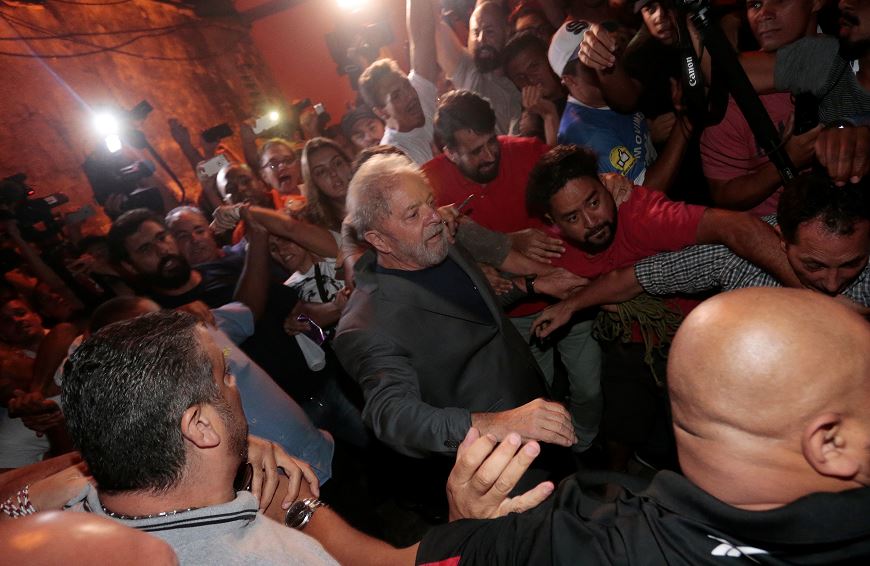 Lula pone fin a su resistencia y se entrega a la Policía
