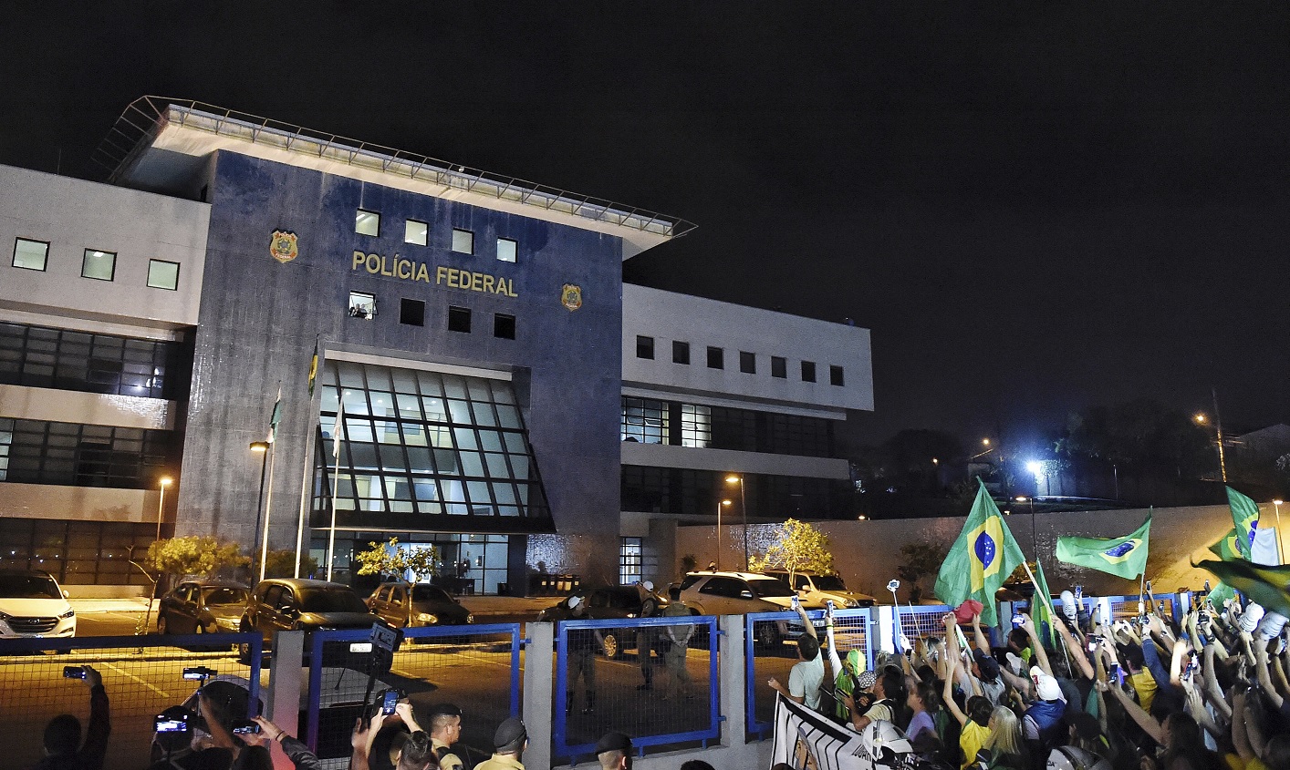 Autoridades brasileñas buscan reubicar a Lula en otra prisión para evitar disturbios