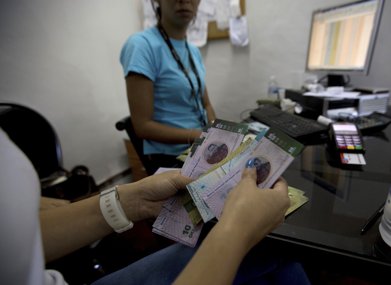 Maduro sube el salario mínimo integral un 95 por ciento N+