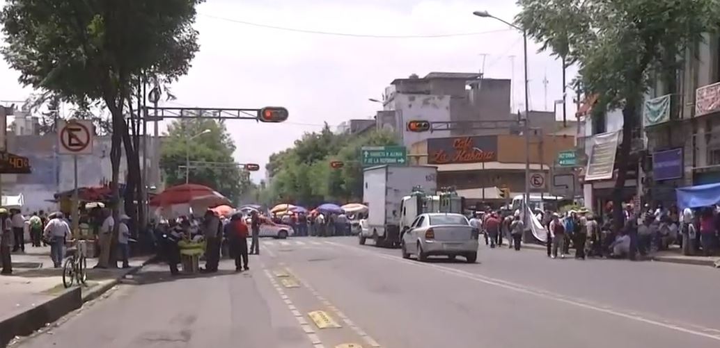 Manifestantes bloquean la avenida Bucareli, CDMX. (Noticieros Televisa)