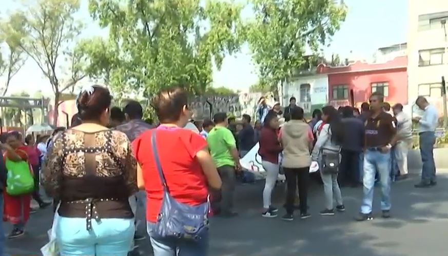 Manifestantes bloquean calzada de Tlalpan, CDMX; se dirigen al Zócalo. (Noticieros