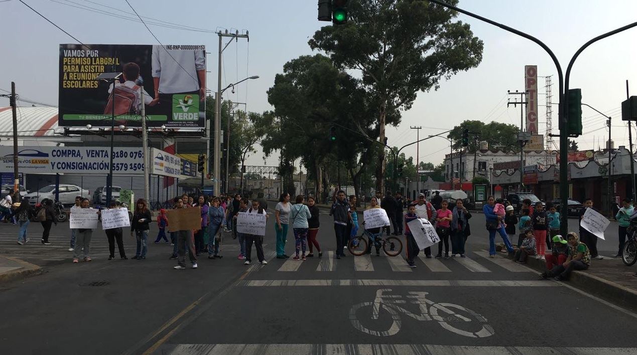 Alumnos y padres de familia bloquean la calzada de La Viga, CDMX