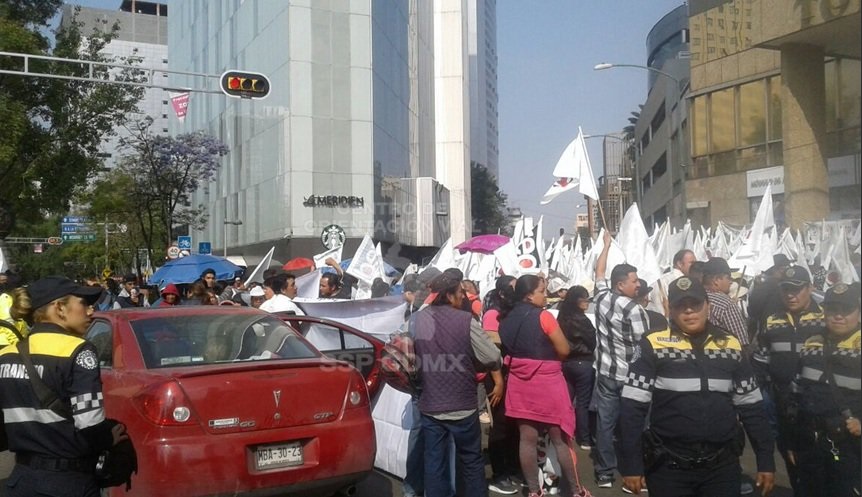 Manifestantes afectan la circulación sobre carriles centrales de Reforma, CDMX