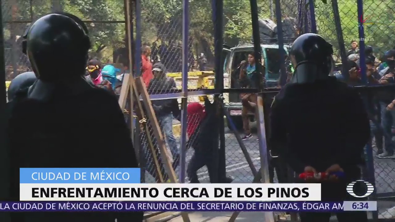 Manifestantes enfrentan a granaderos afuera de Los Pinos, CDMX