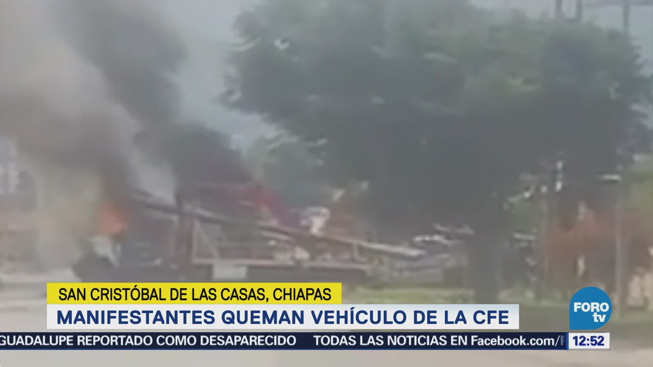 Manifestantes queman vehículo de la CFE en Chiapas