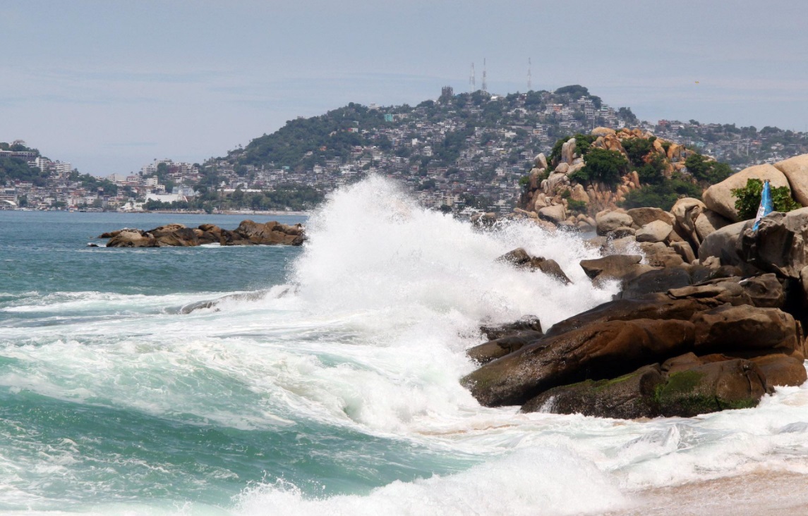 Mar de fondo provoca olas de tres metros en Guerrero