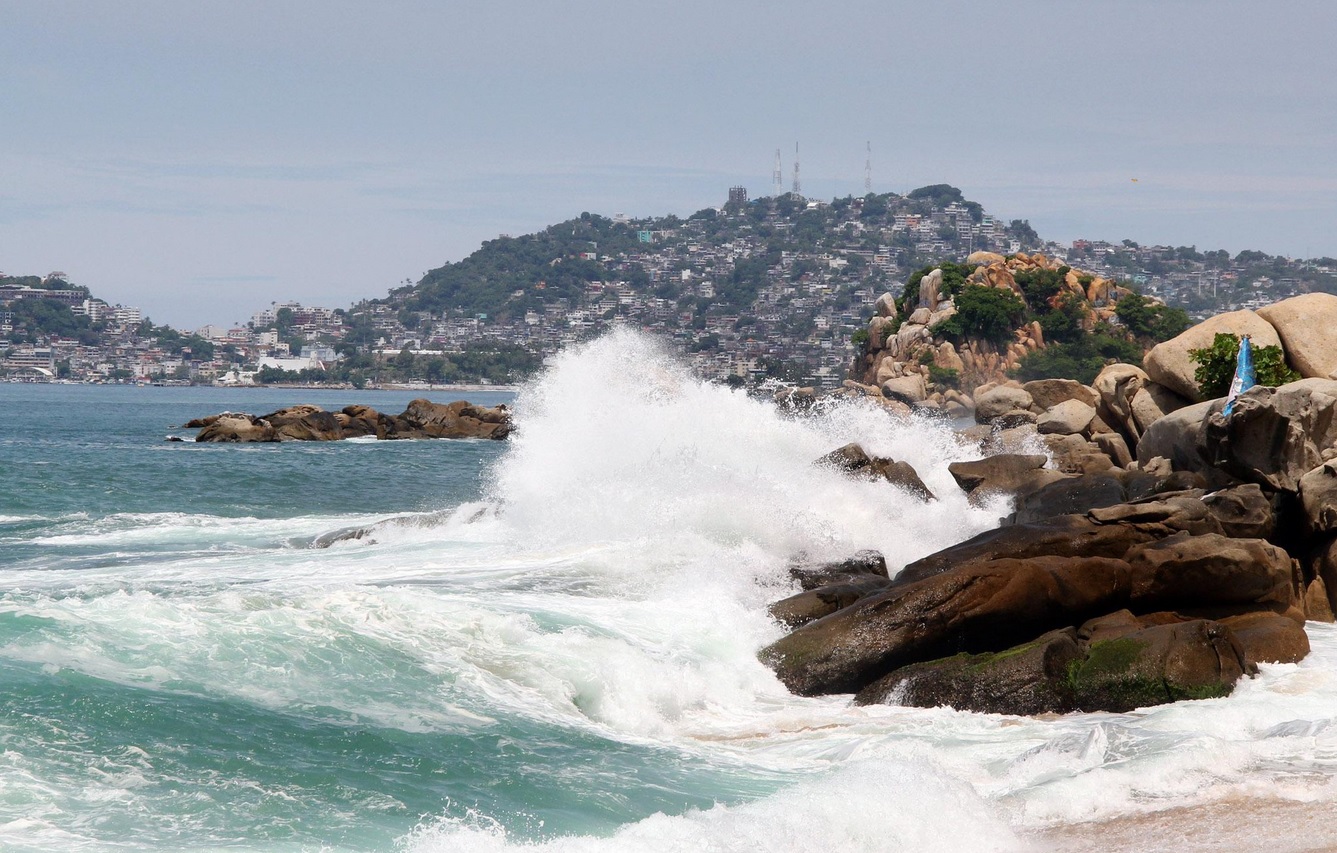 Muere un joven ahogado por fuerte oleaje en Acapulco, Guerrero