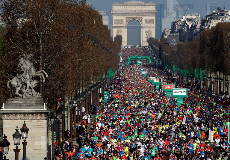 Los kenianos Paul Lonyangata y Betsy Saina ganan el maratón de París