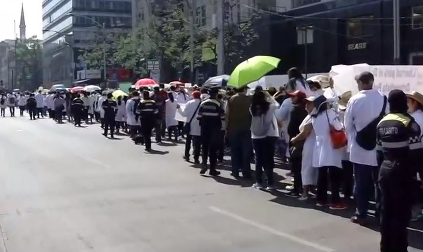 Médicos marchan en CDMX para exigir liberación de compañero
