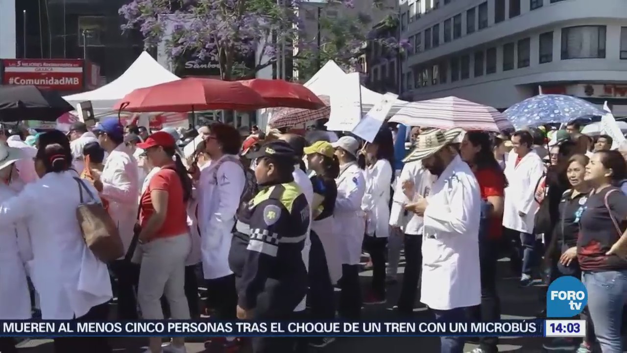 Médicos marchan en CDMX para exigir liberación de compañero