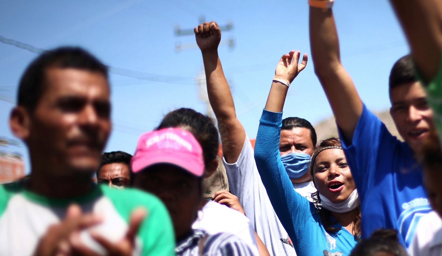 Caravana migrante recibe apoyo en su paso por Sonora