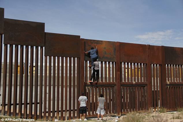 En menos de dos minutos, migrante mexicano cruza la valla fronteriza