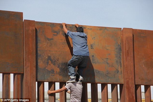 En menos de dos minutos, migrante mexicano cruza la valla fronteriza