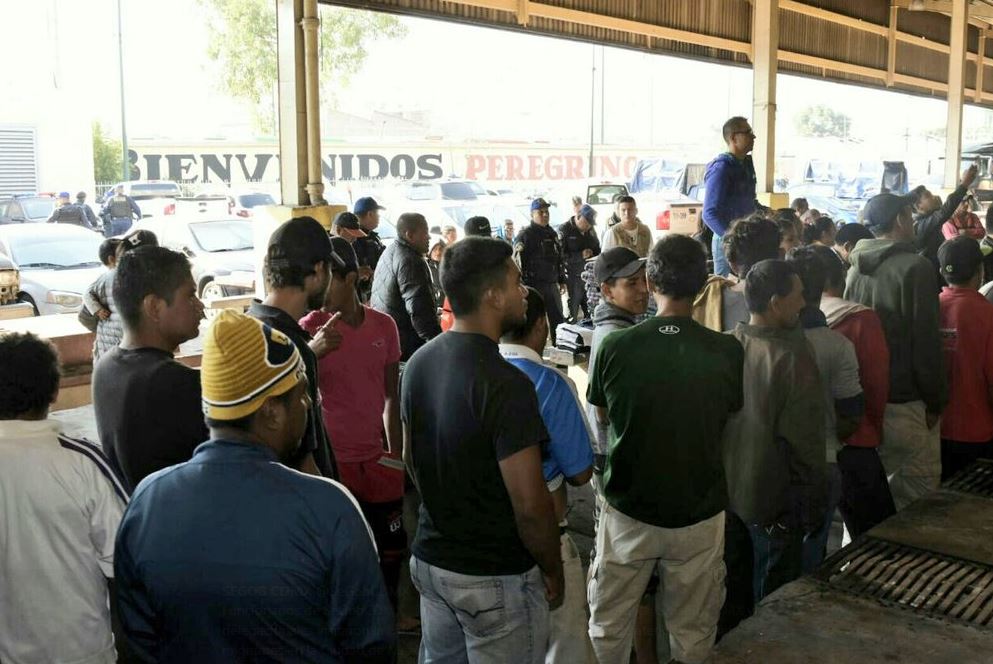 Migrantes reciben alimentos y medicamentos a su llegada a la CDMX