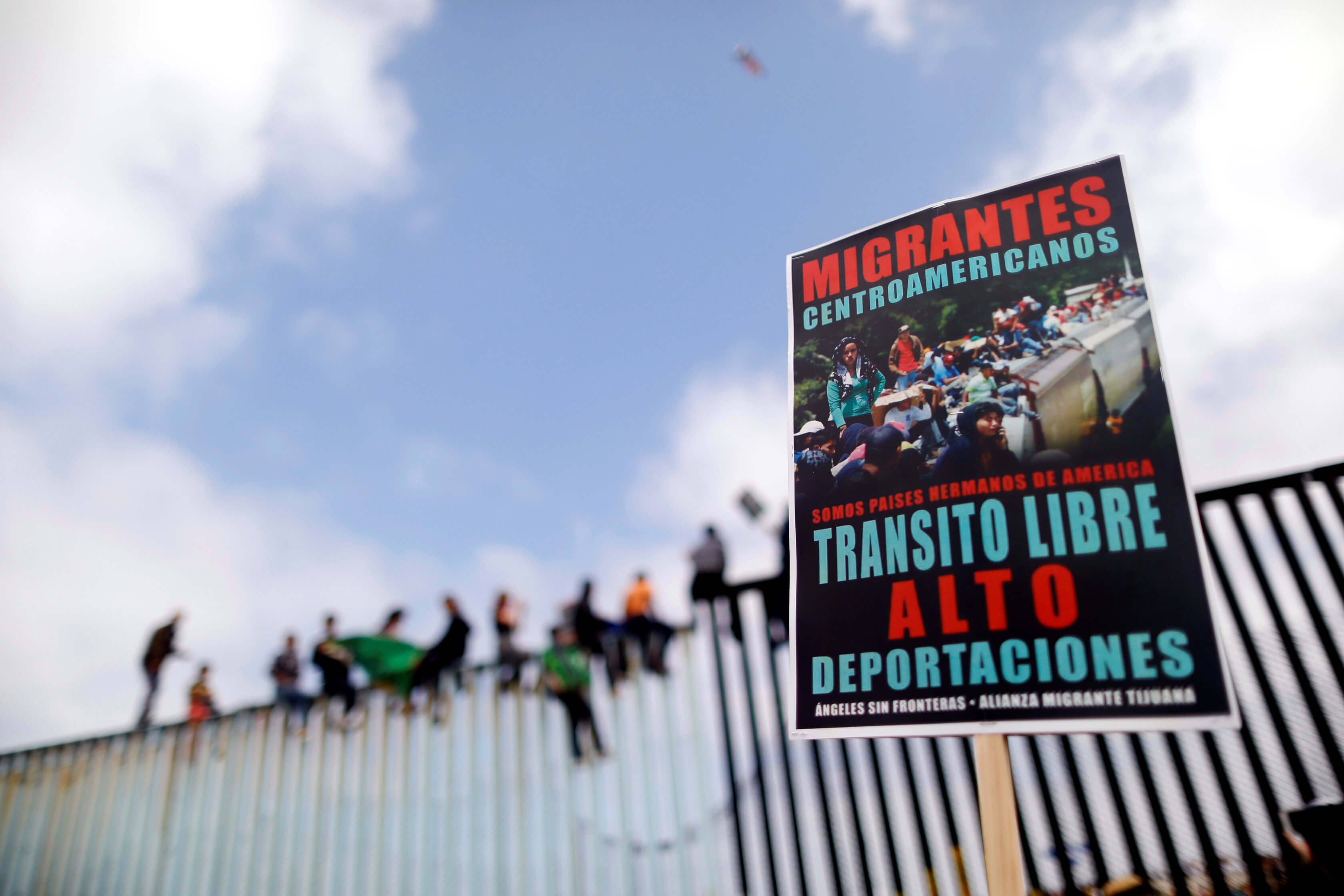 Migrantes acampan frontera mexicana espera ingresar Estados Unidos