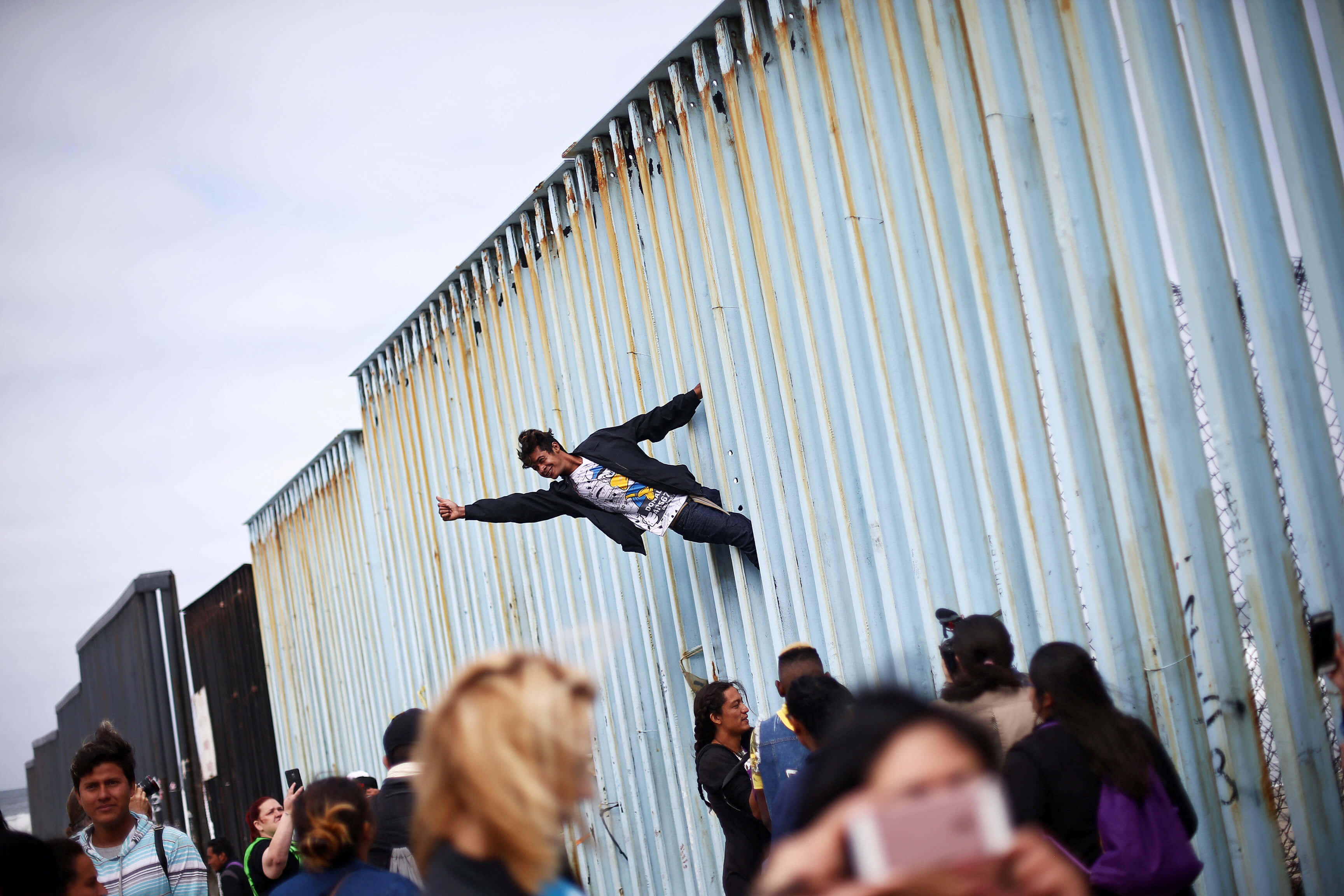 Migrantes acampan frontera mexicana espera ingresar Estados Unidos