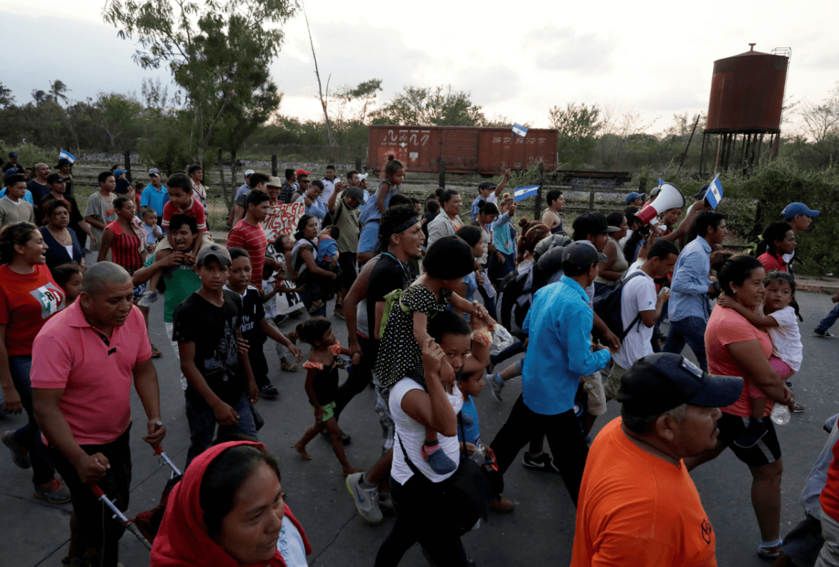 Trump aplaude a México por disolver caravana de migrantes