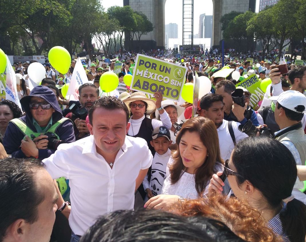 Mikel Arriola participa en marcha en la Ciudad de México