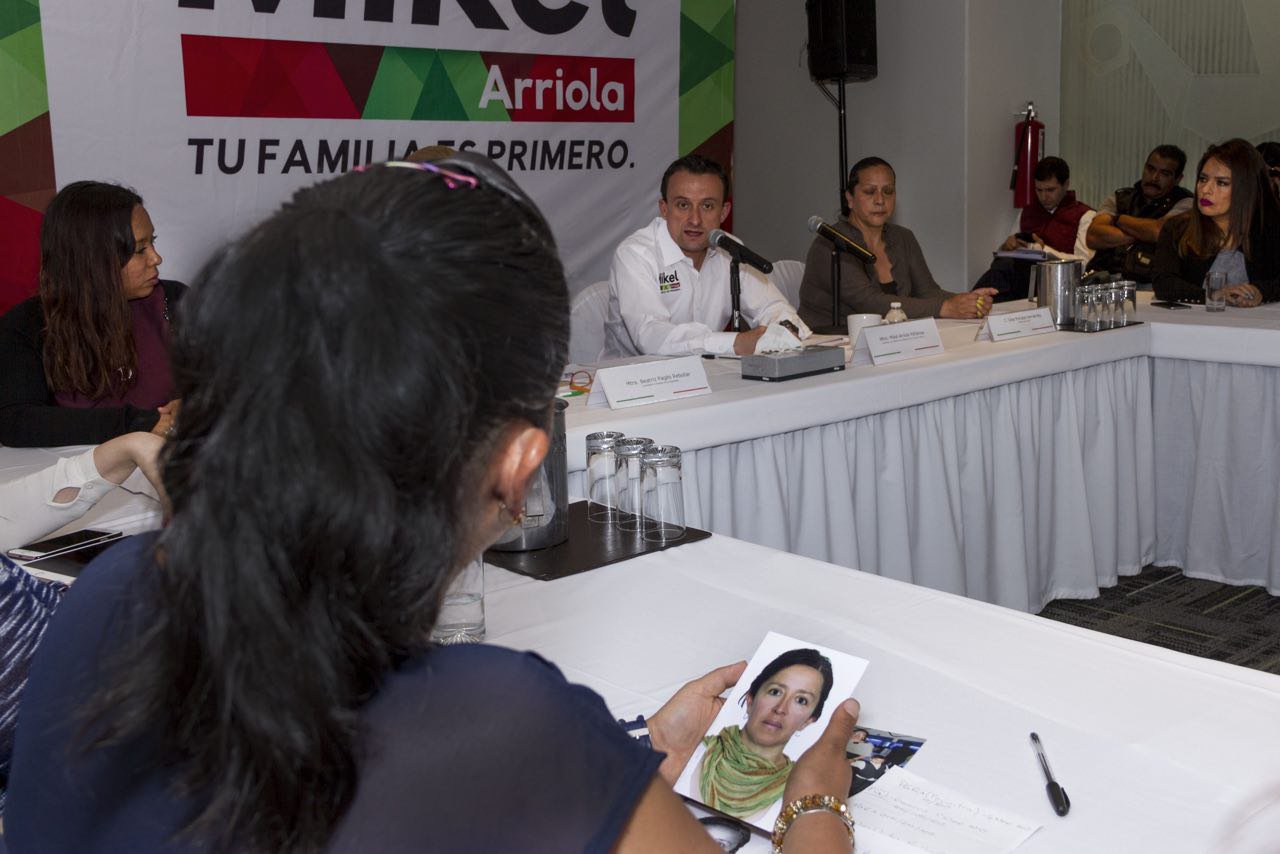 Mikel Arriola se reúne con víctimas de la delincuencia, plantea soluciones