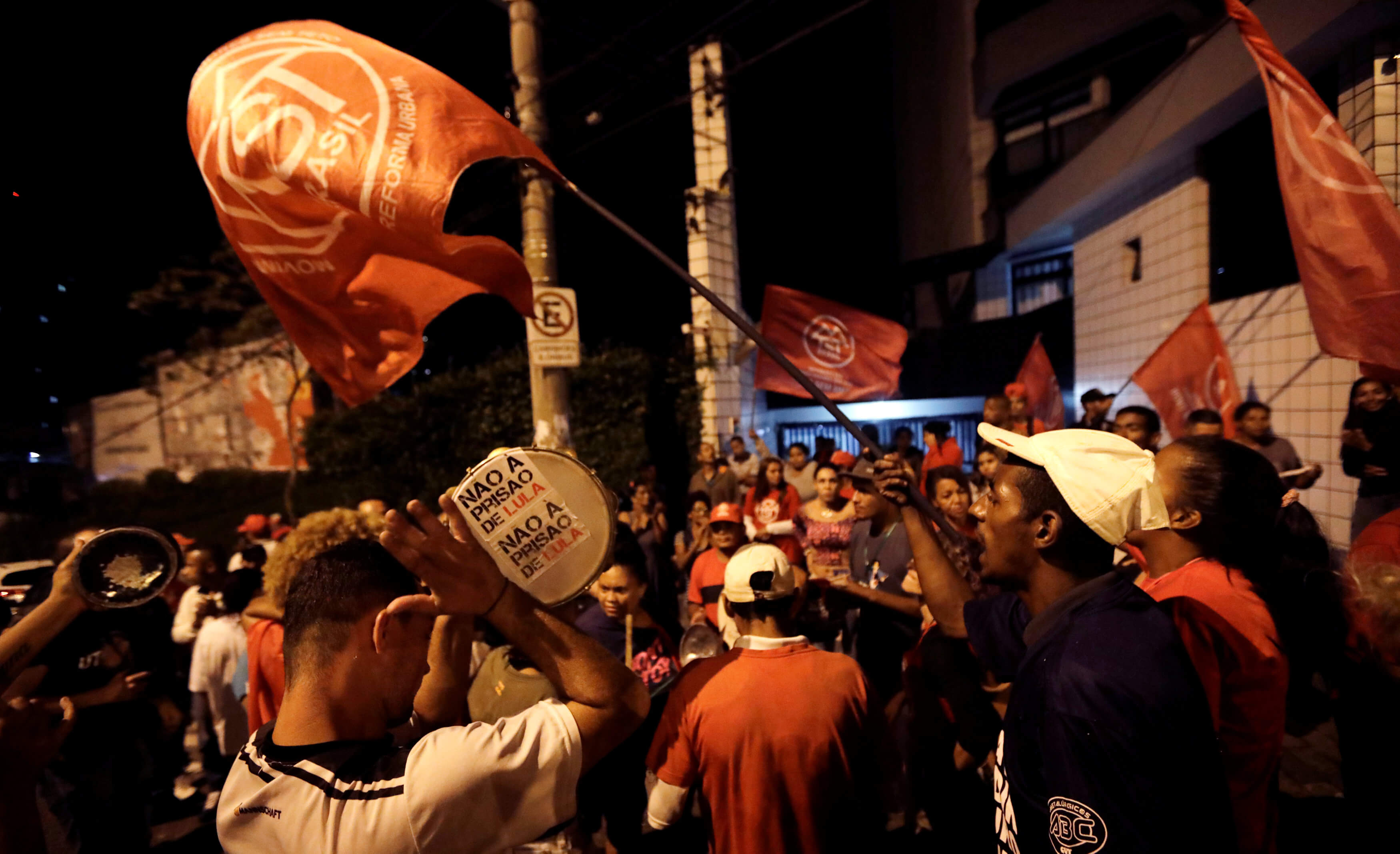 Miles Brasilenos protestan favor y Lula