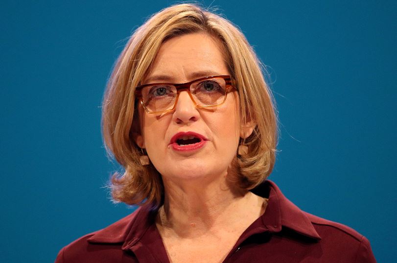 Dimite la ministra de Interior británica tras polémica sobre inmigración