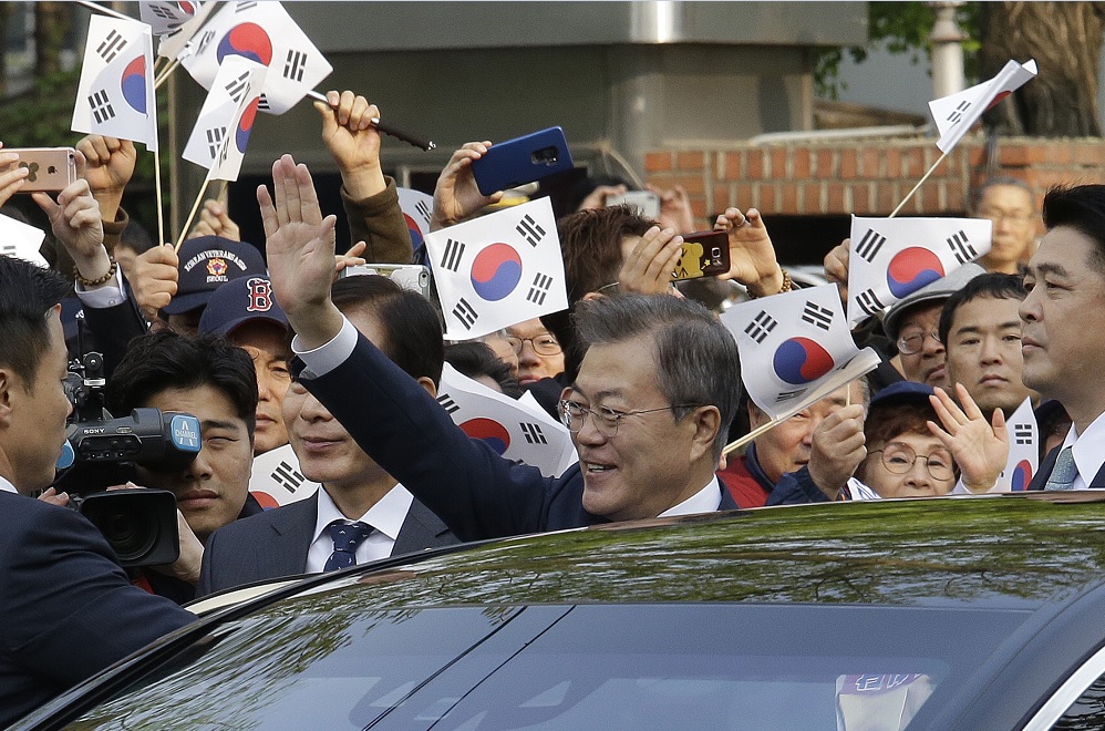 Presidente surcoreano parte hacia cumbre con Kim Jong Un