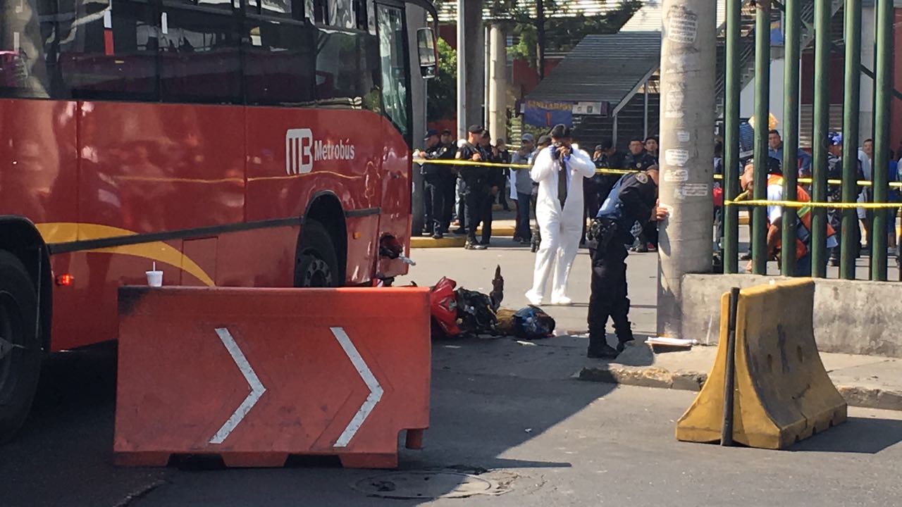 Muere motociclista por choque con unidad del Metrobús en Zaragoza, CDMX