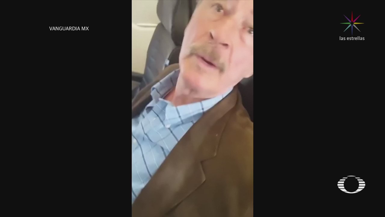 Mujer increpa a Vicente Fox en un avión
