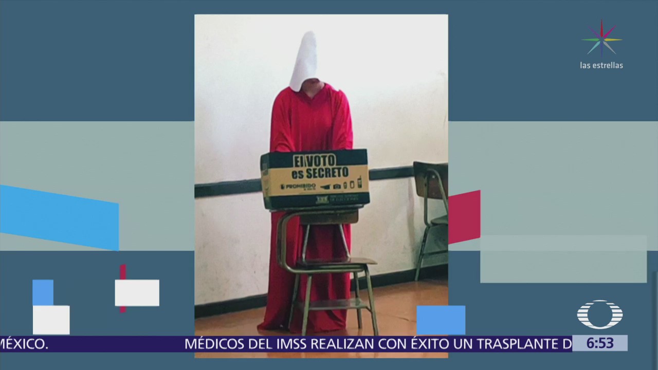 Mujeres vestidas de criadas votan en Costa Rica